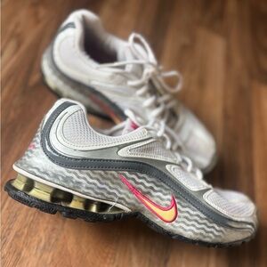 Early 2000s women’s Nike tennis shoes